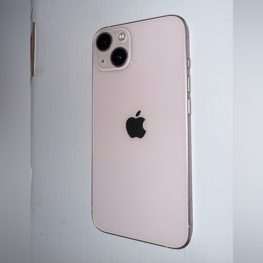 Apple iPhone 13 in Light Pink